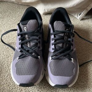 On Cloudflyer 4 shark/pearl women’s size 9